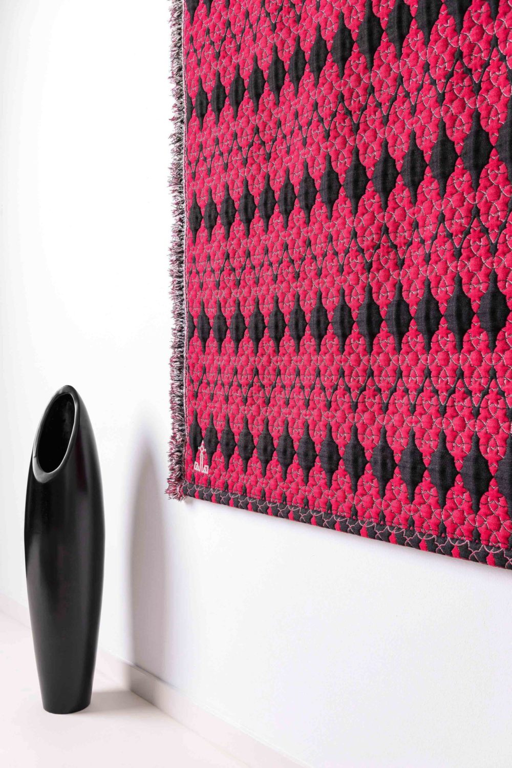 Halle Design home textile Wall hanging decor perspective red black